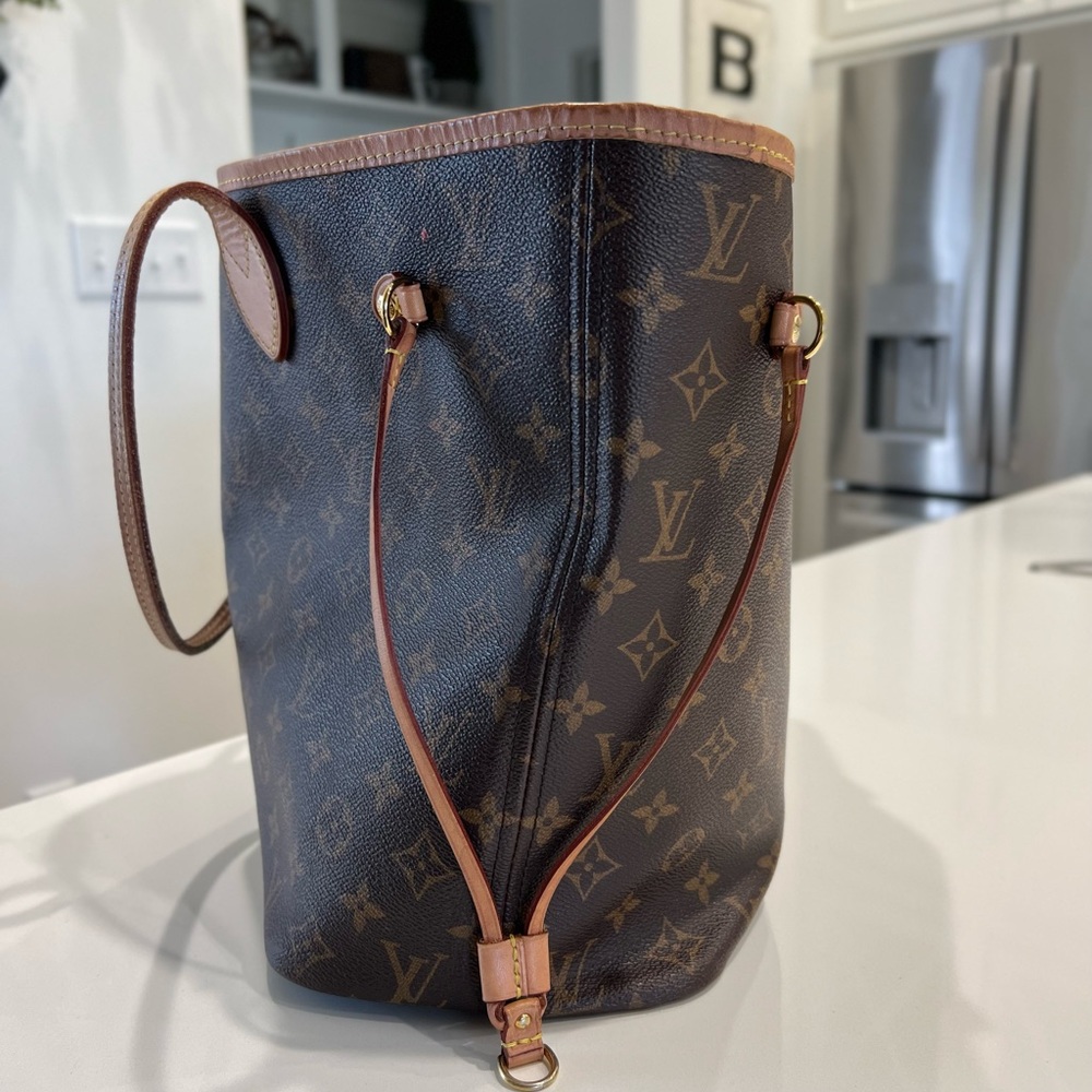Neverfull MM 3 years old 🖤 comes with small zip bag inside (Red inside)